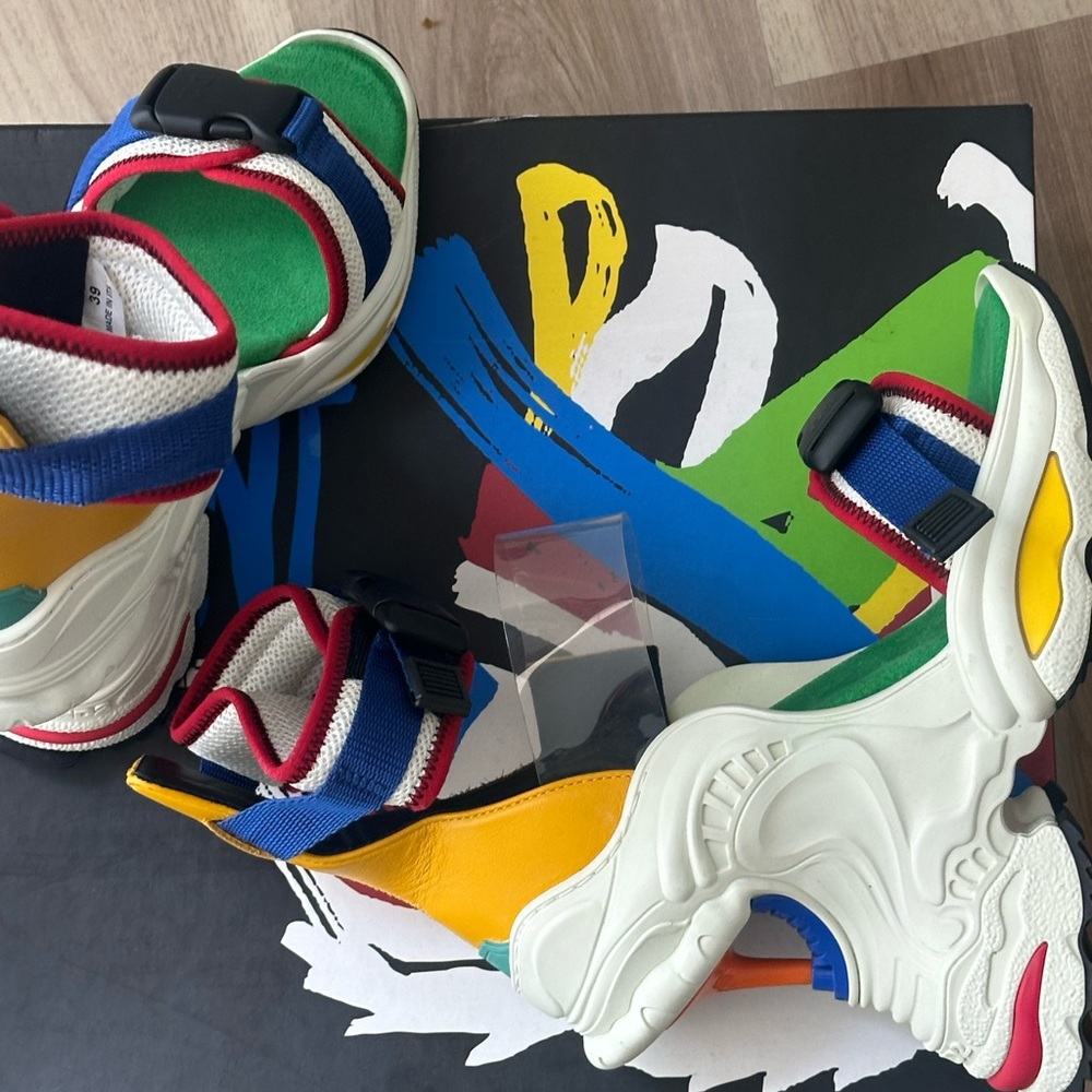 DSquared sneaker heel.